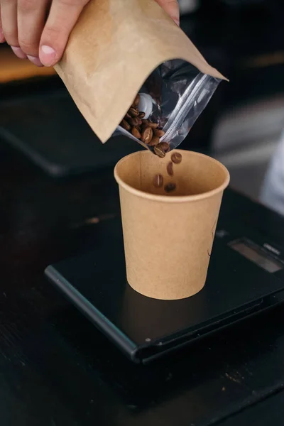 Scaling coffee beams for chemex — Stock Photo, Image