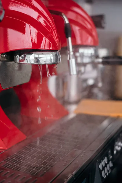 Red retro coffee machine — Stock Photo, Image