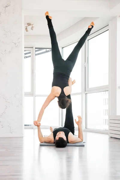 Genç çift stüdyoda çift acro yoga yapıyor — Stok fotoğraf