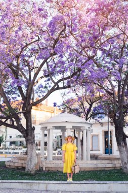 Paphos 'ta sarı elbiseli bir kadın yürüyor.