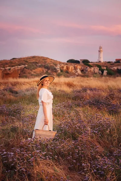 Mulher viajar para Chipre e desfrutar da natureza perto do farol — Fotografia de Stock