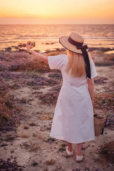 Kobieta podróżuje na Cypr i podziwia zachód słońca na morzu — Zdjęcie stockowe