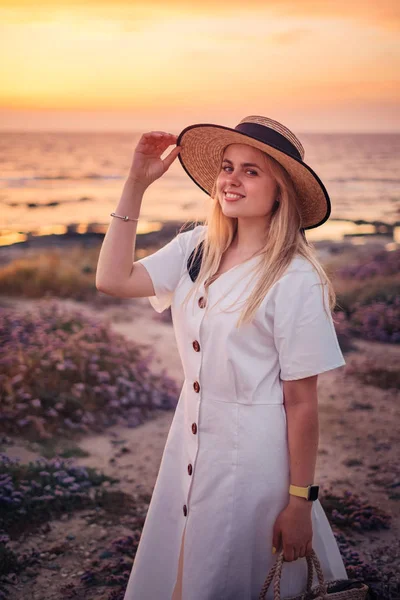 Woman travel to Cyprus and enjoying sea sunset — Stock Photo, Image