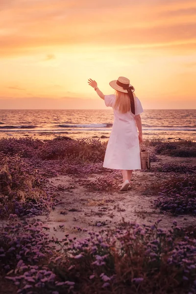 Žena cestovat na Kypr a užívat si západ slunce — Stock fotografie