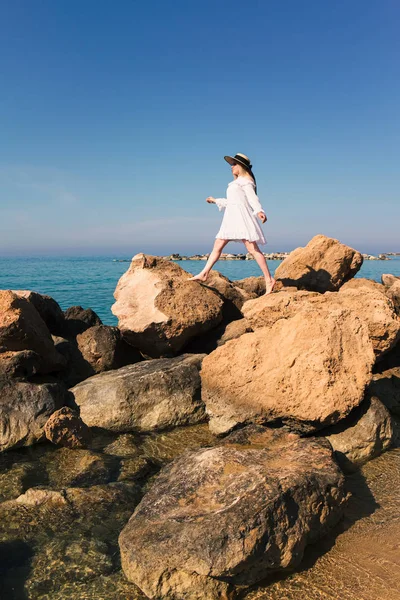 Γυναίκα ταξιδεύουν στην Κύπρο και να χαλαρώσετε κοντά στην παραλία κοραλλιογενή κόλπο — Φωτογραφία Αρχείου