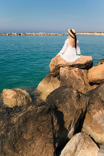 Kobieta podróżuje na Cypr i zrelaksować się w pobliżu zatoki koralowej plaży — Zdjęcie stockowe