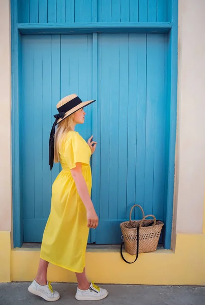 Donna che cammina in abito giallo alla città vecchia di Paphos — Foto Stock
