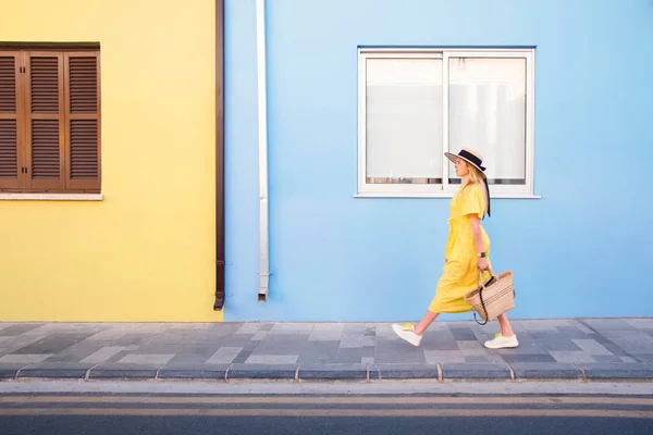 Woman walking in yellow dress at Paphos old city — Stock Photo, Image