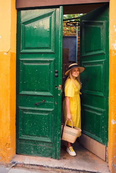 Donna che cammina in abito giallo alla città vecchia di Paphos — Foto Stock