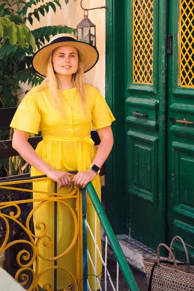 Женщина в жёлтом платье в старом городе Пафоса — стоковое фото