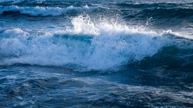 Gün batımında sallanan soğuk deniz