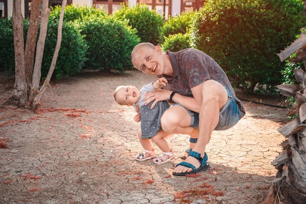 Padre teniendo fan y jugando con su pequeña hija — Foto de Stock