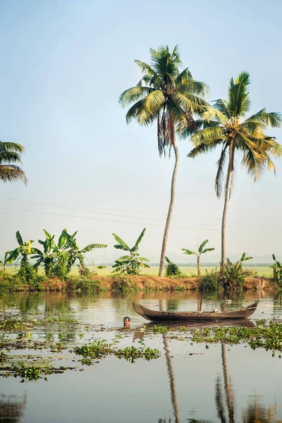 Hombre indio pescando utilizando el método tradicional en Alleppey remansos, Kerala —  Fotos de Stock