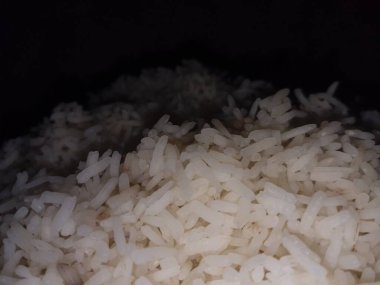 Kaynatılmış pirinci kaseye yakın plan çek.