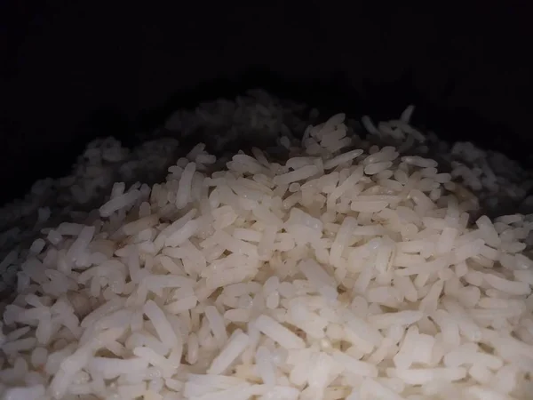 Koyu Arkaplanda Haşlanmış Pirincin Yakın Çekimi — Stok fotoğraf