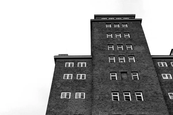 Edificio Fábrica Viejo Alto Blanco Negro — Foto de Stock