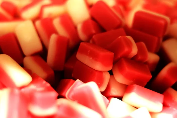 赤と白の柔らかいイチゴのキャンディーの山 閉じる — ストック写真