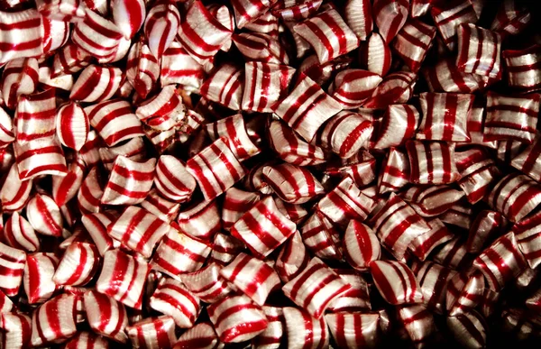 Hromada Červených Pruhovaných Tvrdých Bonbónů Vánoční Bonbóny — Stock fotografie