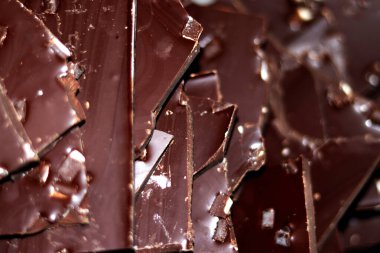 Kırık çikolata parçaları - arka plan, yakın plan