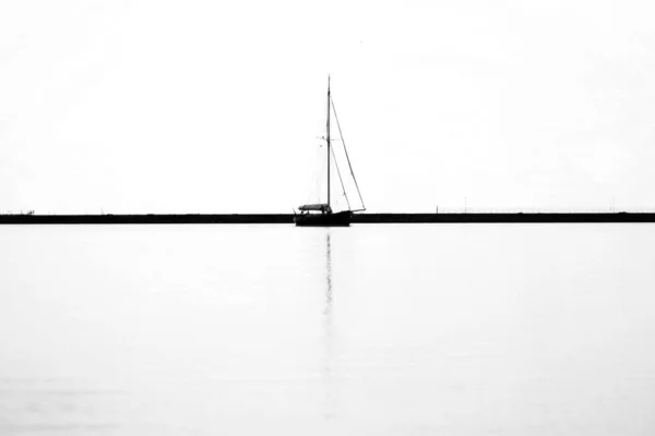 Segelboot Mit Wasserreflexion Schwarz Weiß Foto lizenzfreie Stockbilder