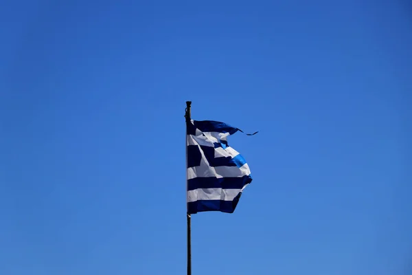 Zerrissene Griechische Flagge Einer Stange — Stockfoto