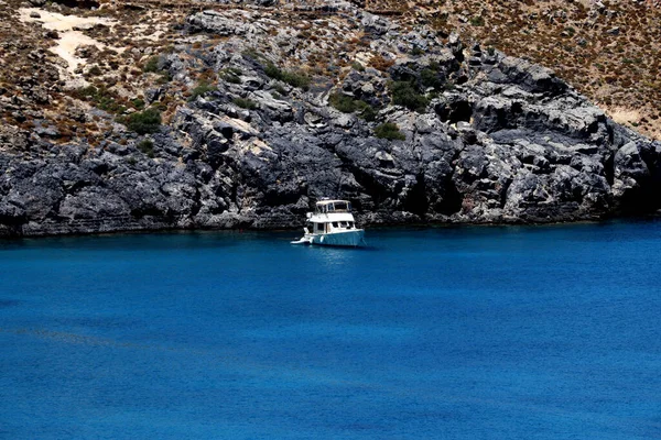 Ein Einziges Luxusboot Vor Einer Klippe — Stockfoto