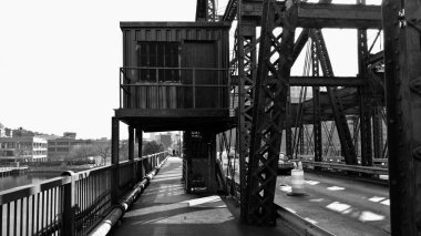 Eski ve paslı Charlestown Köprüsü - Boston