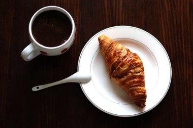 Kahvaltı olarak taze kahve ve kruvasan. Tam üstümüzde.