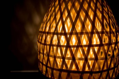 Karanlık odada lambayla aydınlık ve gölge.