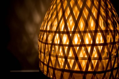 Karanlık odada lambayla aydınlık ve gölge.