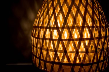 Karanlık odada lambayla aydınlık ve gölge.