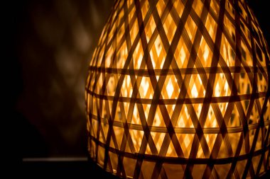 Karanlık odada lambayla aydınlık ve gölge.