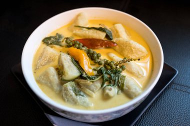 Balık köftesi ve Tayland patlıcanlı yeşil köri. Tay Lezzetli Yemek Manzarası