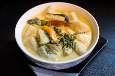 Balık köftesi ve Tayland patlıcanlı yeşil köri. Tay Lezzetli Yemek Manzarası