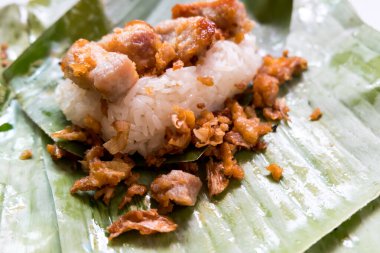 Beyaz pilavlı ızgara süt domuzu. Tayland sokak yemeği tarzı.
