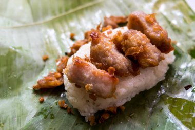 Beyaz pilavlı ızgara süt domuzu. Tayland sokak yemeği tarzı.