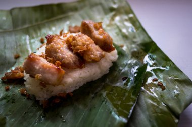 Beyaz pilavlı ızgara süt domuzu. Tayland sokak yemeği tarzı.
