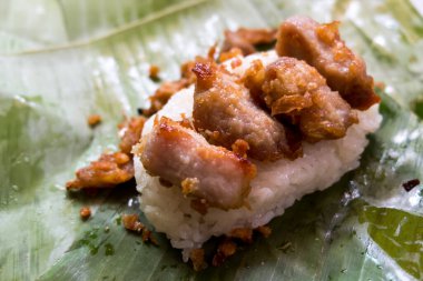 Beyaz pilavlı ızgara süt domuzu. Tayland sokak yemeği tarzı.