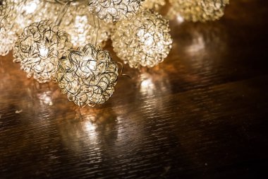 Koyu arkaplanda parlayan ampulü kapat.