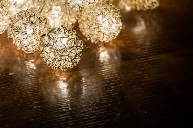 Koyu arkaplanda parlayan ampulü kapat.