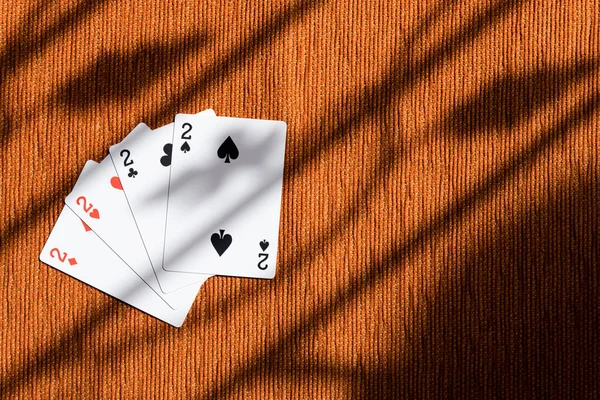 Cuatro Una Clase Jugando Las Cartas Tarjeta Póquer Fondo Naranja — Foto de Stock