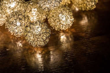 Koyu arkaplanda parlayan ampulü kapat.