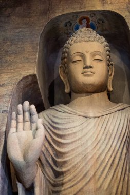 Tayland 'daki tapınakta Budizm dininin Buda heykeli tılsımları..