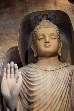 Tayland 'daki tapınakta Budizm dininin Buda heykeli tılsımları..