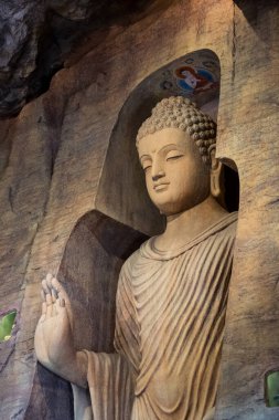 Tayland 'daki tapınakta Budizm dininin Buda heykeli tılsımları..