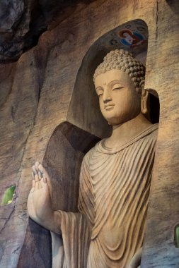 Tayland 'daki tapınakta Budizm dininin Buda heykeli tılsımları..