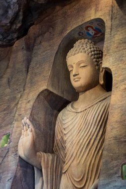 Tayland 'daki tapınakta Budizm dininin Buda heykeli tılsımları..