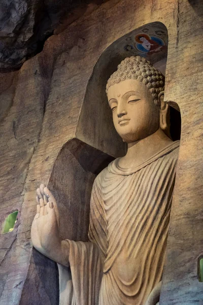 Tayland 'daki tapınakta Budizm dininin Buda heykeli tılsımları..