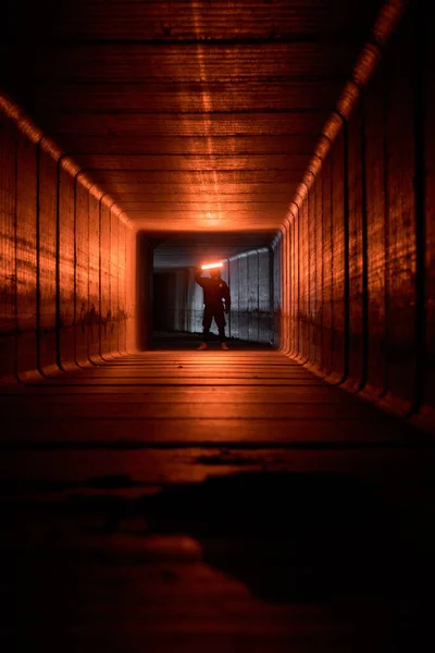 Hombre Con Luz Roja Túnel Oscuro —  Fotos de Stock