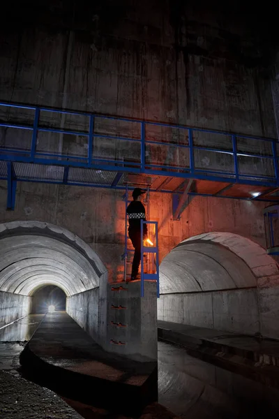 Hombre Con Luz Roja Una Alcantarilla — Foto de Stock